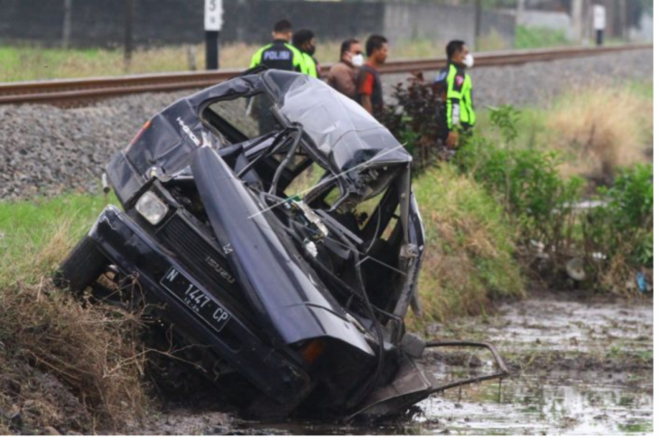 Kecelakaan mobil ditabrak kereta api di Malang