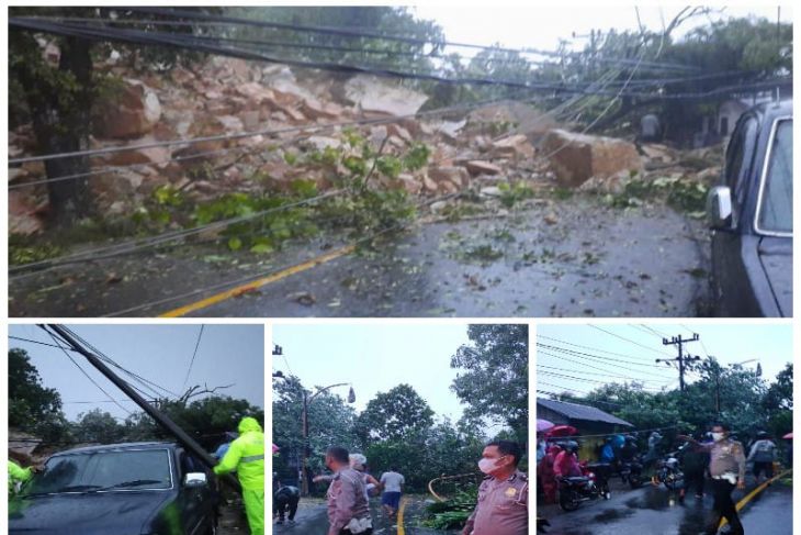 Material longsor di Jalan Sibolga-Barus rusak sejumlah kendaraan dan rumah warga