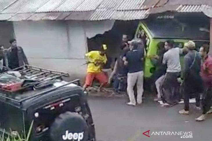 Mobil offroad seruduk rumah warga hingga rusak di Puncak Bogor