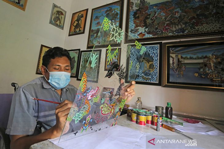 Kerajinan lukis kaca Cirebon 