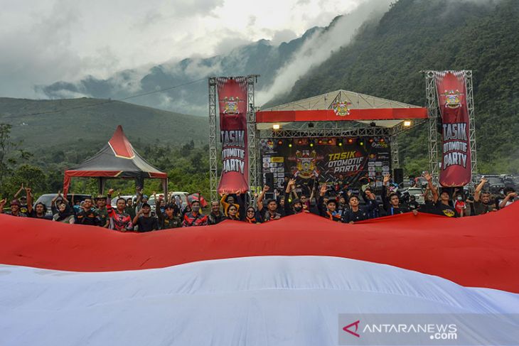 Pembentangan bendera Merah Putih raksasa 