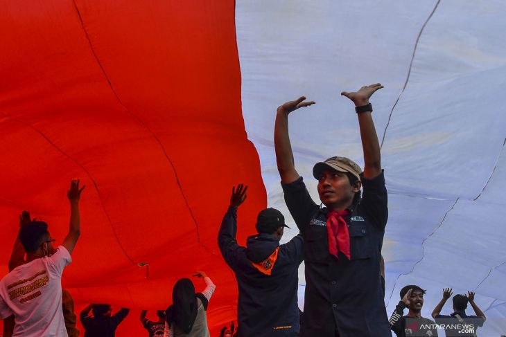 Pembentangan bendera Merah Putih raksasa 