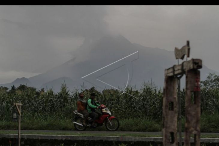 Guguran material vulkanik Gunung Merapi