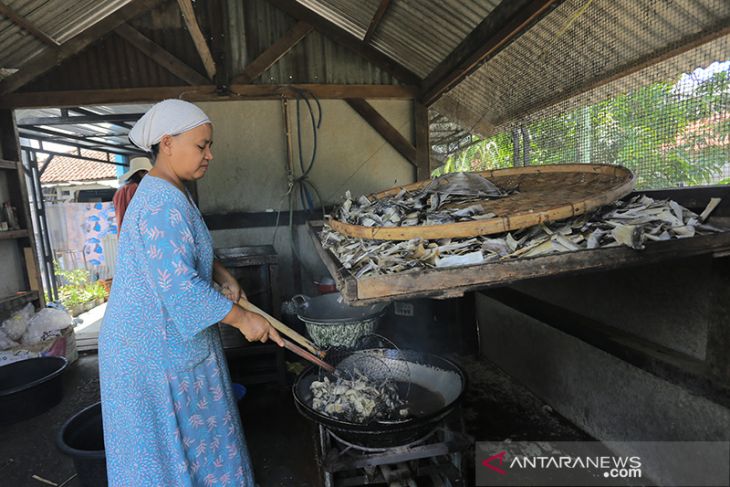 pengusaha kerupuk keluhkan harga minyak goreng 