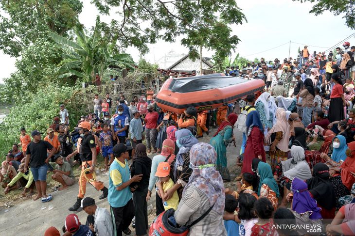 Pencarian Korban Perahu Terbalik di Bojonegoro