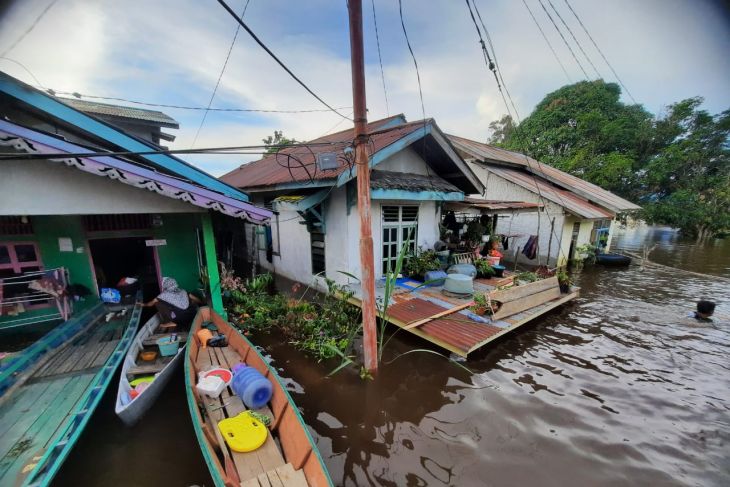 Bantuan untuk masyarakat terdampak banjir Sintang