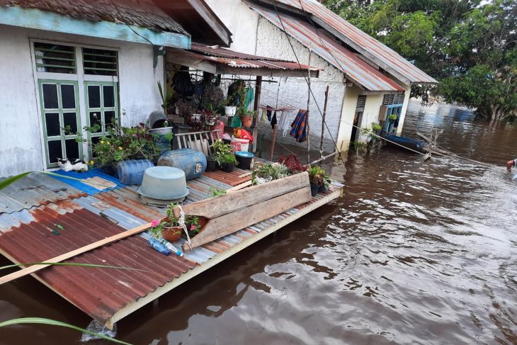 Bantuan untuk masyarakat terdampak banjir Sintang