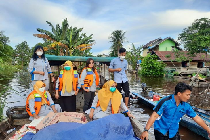 Bantuan untuk masyarakat terdampak banjir Sintang