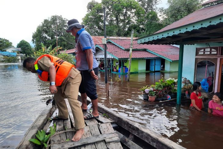 Bantuan untuk masyarakat terdampak banjir Sintang