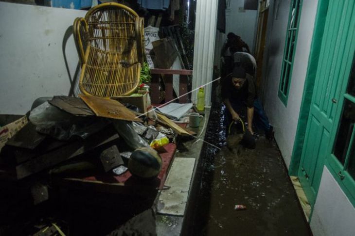 Dampak banjir luapan Sungai Cibeureum di Bandung