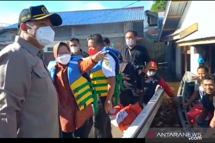 Mensos Risma ingatkan warga tepian Sungai Kapuas tetap siaga