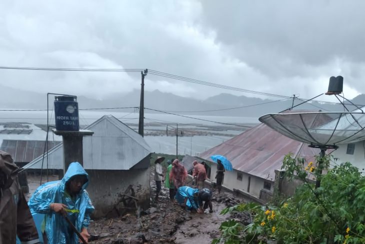 TNI-Polri kerahkan alat berat bersihkan tanah longsor di Trunyan
