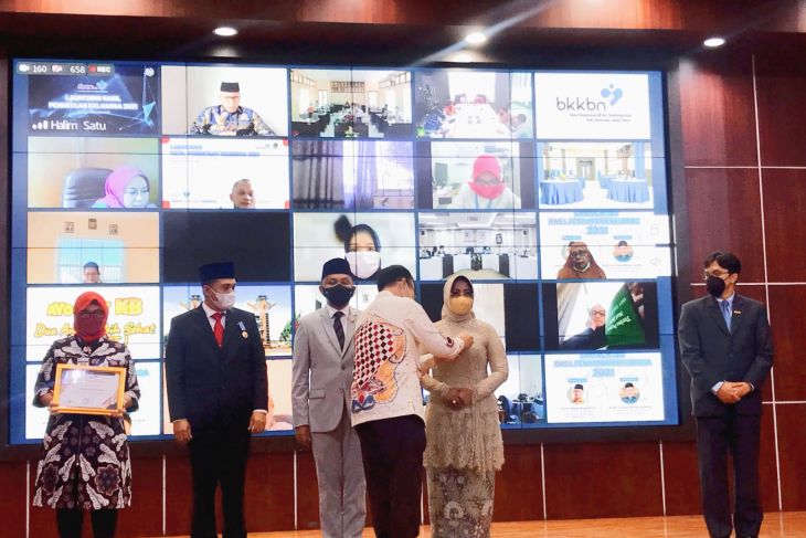 Pemkab Mempawah terima penghargaan Manggala Karya Kencana dari BKKBN