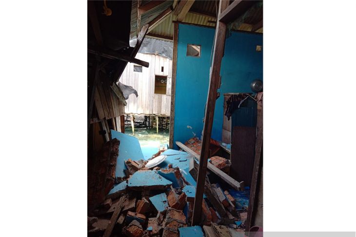 Dampak gempa Maluku Tengah rusak belasan rumah warga di Sawai patuhi imbauan BMKG