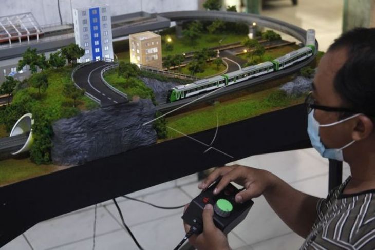 Perakit diorama stasiun kereta api