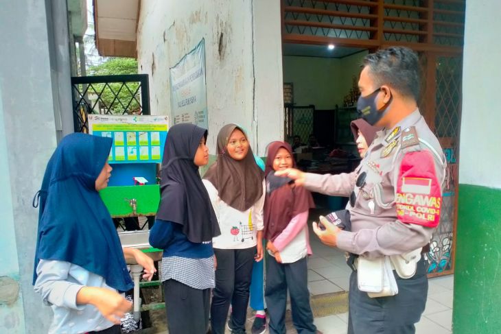 Polresta Tangerang bagikan 26.470 masker untuk cegah gelombang ketiga COVID-19