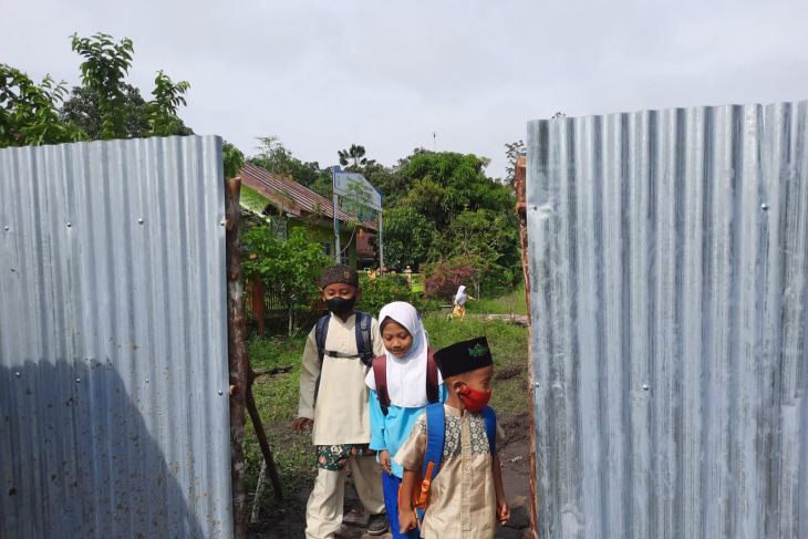 Siswa SDN 135/IV Kota Jambi tetap sekolah meski dikelilingi seng