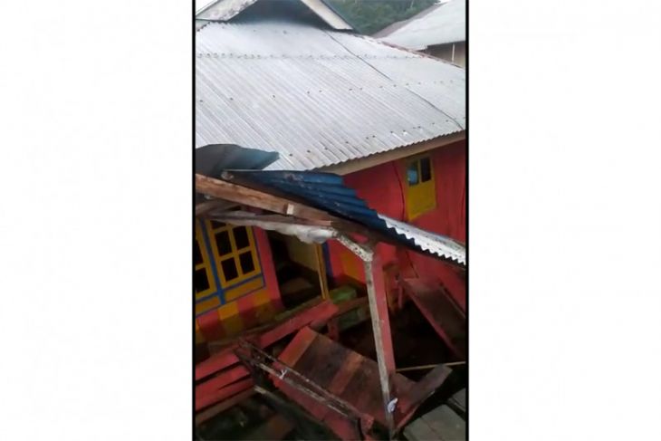 Gempa susulan magnitudo 34 robohkan satu rumah warga di Sawai waspadai gempa susulan