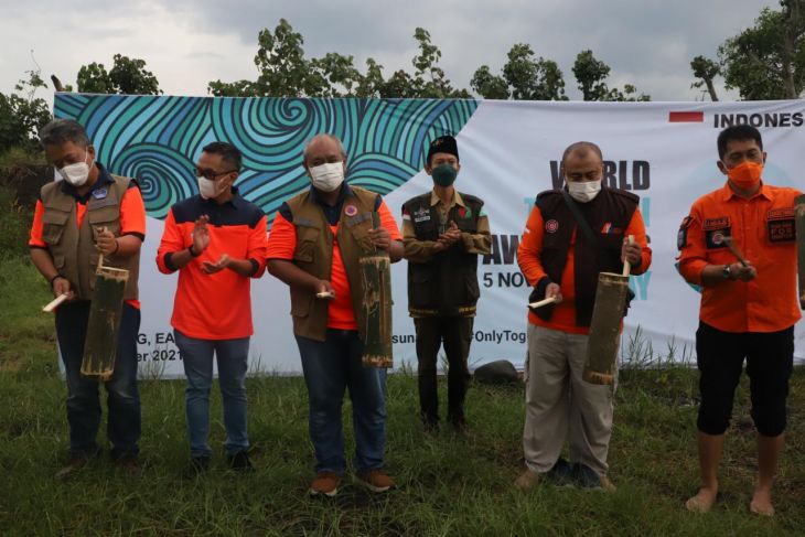 BNPB conducts mangrove planting for tsunami mitigation in East Java