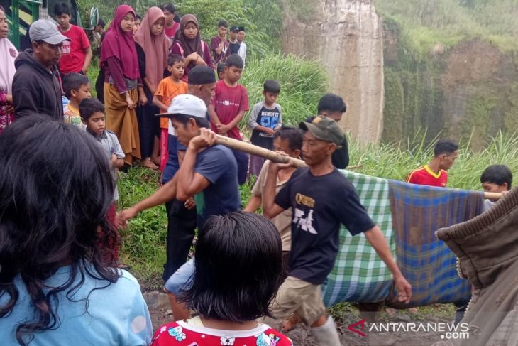 Galian tanah di Sukabumi longsor menimbun tiga penambang