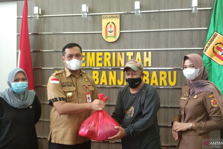 Wali Kota kembali serahkan bantuan sembako kepada wartawan