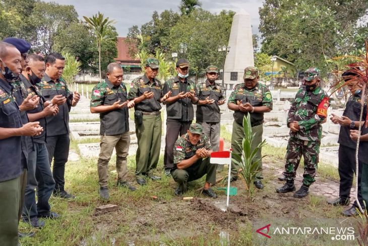 Peringati Hari Pahlawan, HIPAKAD Tanjungbalai pancangkan Merah-Putih di makam pejuang