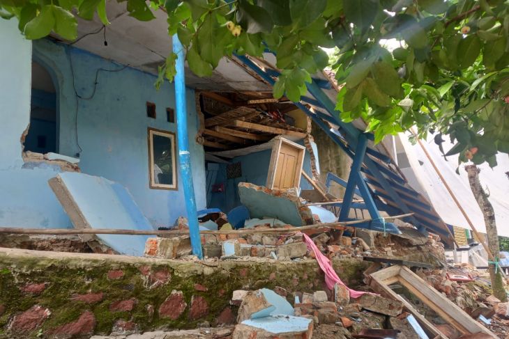 Bencana pergerakan tanah di Cisolok Sukabumi sebabkan rumah retak dan ambruk