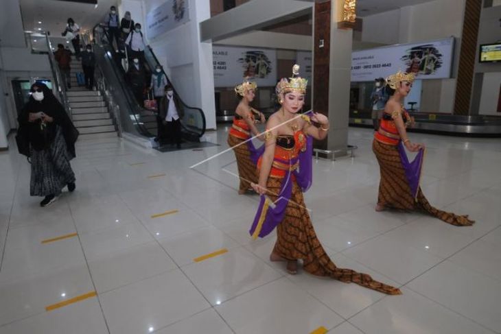 Pertunjukan tari di bandara