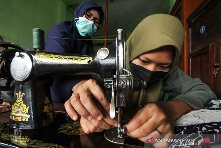 Latihan menjahit warga terdampak pandemi COVID-19