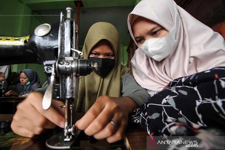 Latihan menjahit warga terdampak pandemi COVID-19