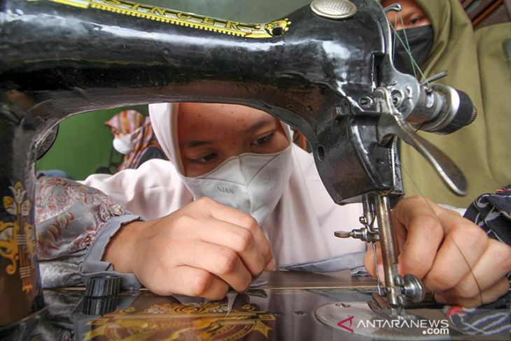 Latihan menjahit warga terdampak pandemi COVID-19