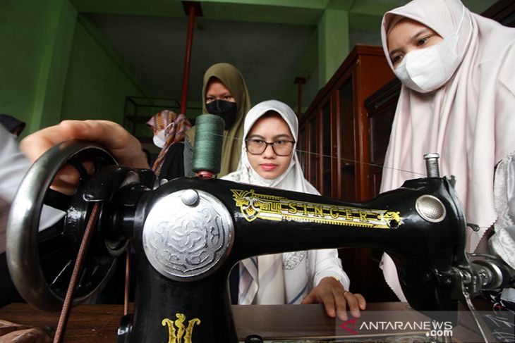 Latihan menjahit warga terdampak pandemi COVID-19