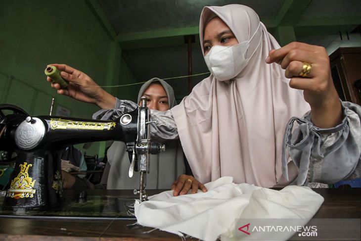 Latihan menjahit warga terdampak pandemi COVID-19