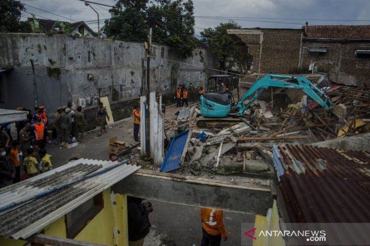 Pembongkaran rumah oleh PT KAI di Bandung 