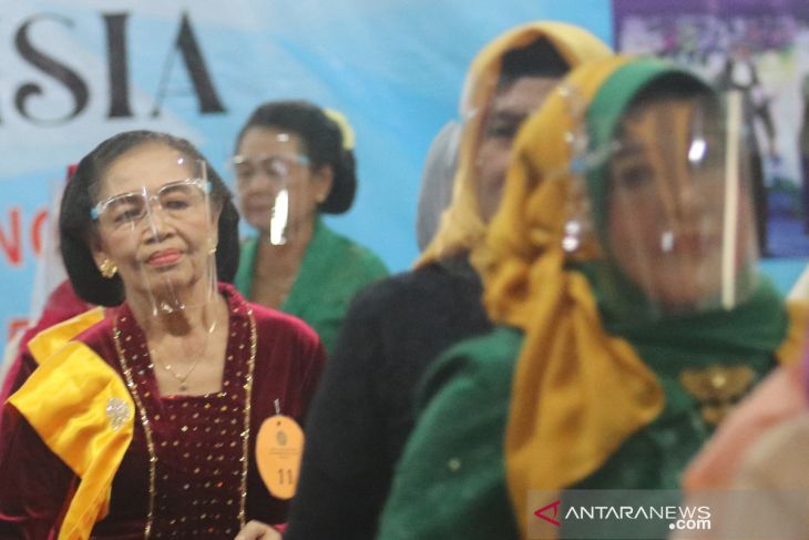 Peragaan Busana Lansia