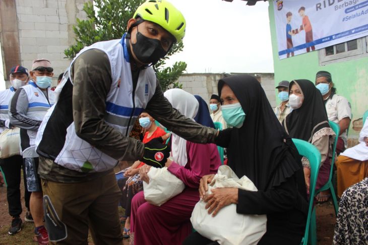 Polda Banten bagi sembako untuk warga terdampak pandemi