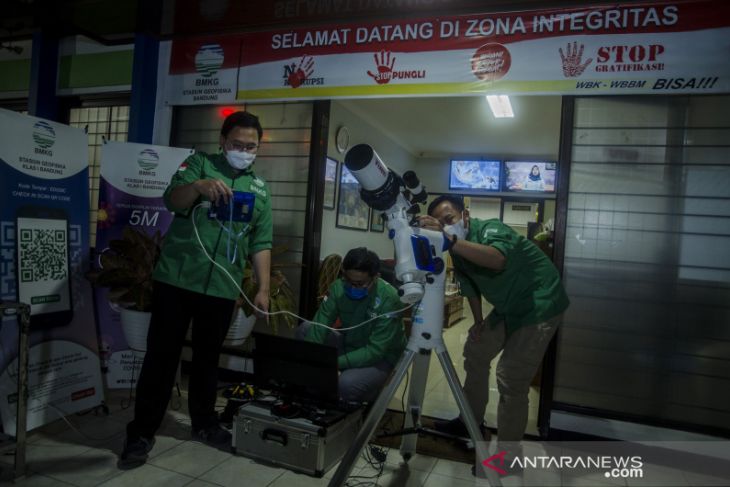 Pengamatan gerhana bulan sebagian di Bandung 