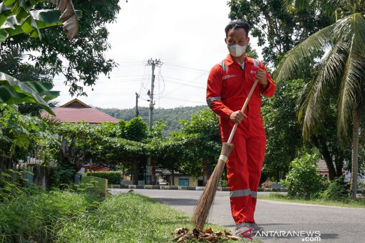 Petugas Kebersihan Di Bangka Terima Seragam Baru Dari Pt Timah Antara