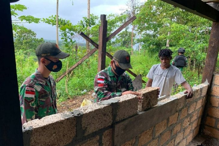 Satgas TNI Yonif 131 bantu renovasi rumah warga di perbatasan Indonesia