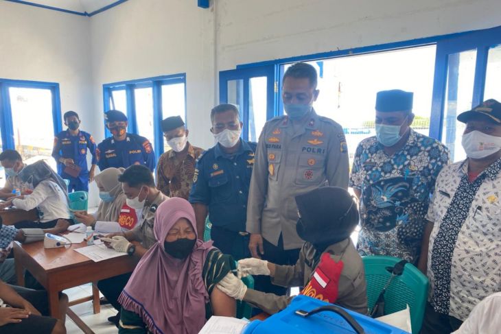 Polda Malut terjunkan personel ke pulau terluar percepat vaksin perangi COVID -19
