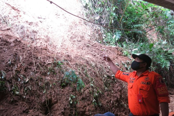 Seorang santri meninggal tertimbun longsor di Sukabumi