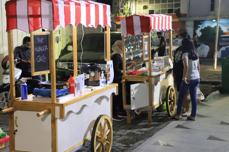 Setiap malam, UMKM suguhkan kuliner di Jalan Tunjungan Kota Surabaya