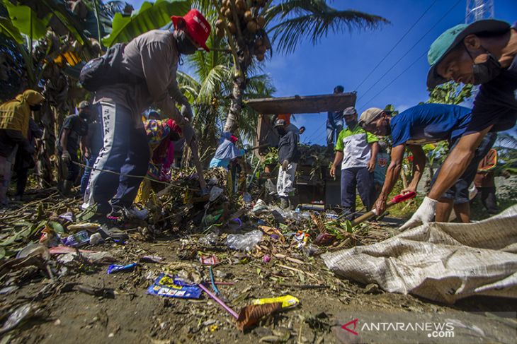 Membersihkan Sampah Sisa Luapan Sungai Hantakan