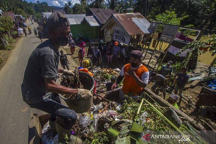 Membersihkan Sampah Sisa Luapan Sungai Hantakan