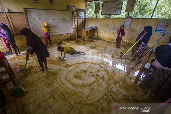 Dampak Luapan Sungai Hantakan Di Kabupaten Hulu Sungai Tengah