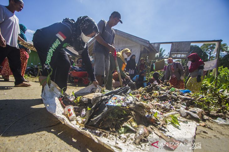 Membersihkan Sampah Sisa Luapan Sungai Hantakan