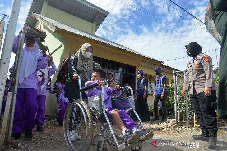 Simulasi gempa dan tsunami murid difabel