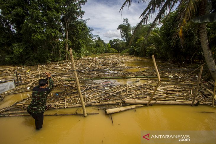 Sampah Hambat Aliran Sungai dI Kabupaten Hulu Sungai Tengah