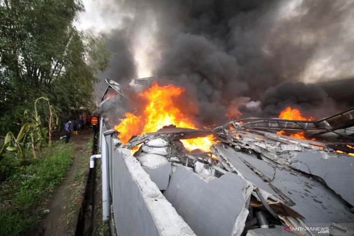 Kebakaran Pabrik Palet Plastik Sidoarjo