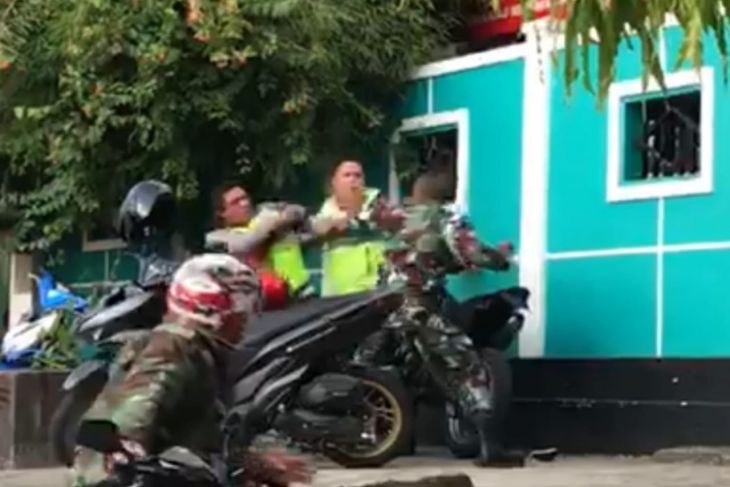 Jangan ditiru...! Tiga oknum TNI dan Polri adu jotos kini diperiksa